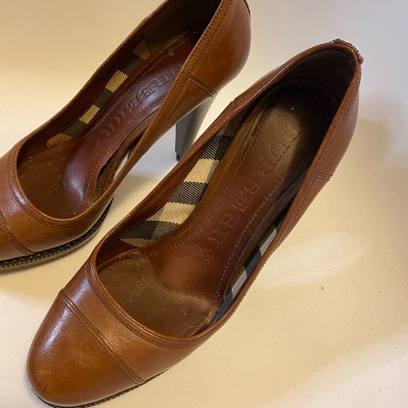Burberry Classic Pumps - Picture 3 of 5